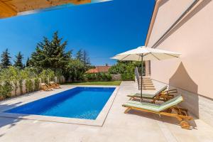 Bazén v ubytování Holiday house MASLINA nebo v jeho okolí