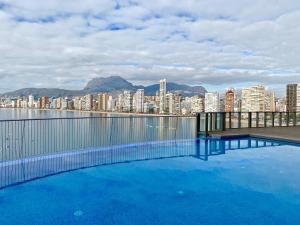 duży basen z widokiem na miasto w obiekcie Precioso piso con unas vistas increíbles w mieście Benidorm