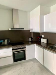 Kuchnia lub aneks kuchenny w obiekcie Precioso piso con unas vistas increíbles