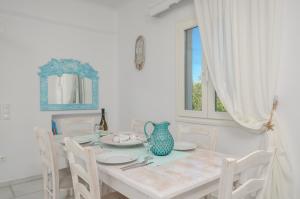 アギアアンナ・ナクソスにあるSaint Nicolasの白いダイニングルーム(青い花瓶のあるテーブル付)