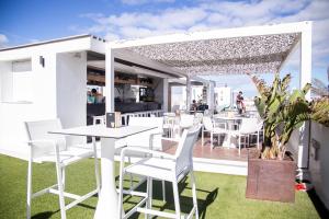 Reštaurácia alebo iné gastronomické zariadenie v ubytovaní Guirre HolidayFV