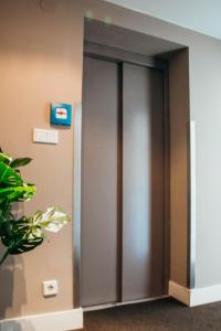 eine Aufzugstür in einem Bürogebäude in der Unterkunft auswärts - Dein Hotel in Schmallenberg