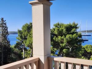 un pilastro su un balcone con vista sull'acqua di Villa Malisko a Hvar