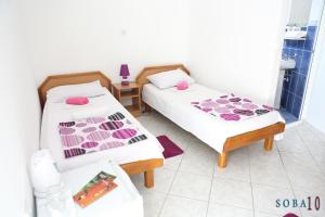 Postel nebo postele na pokoji v ubytování Apartmani Jedro