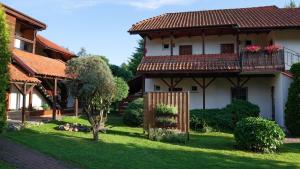 ein Haus mit einem Balkon und einem Hof in der Unterkunft Motel Hotelik in Olsztyn