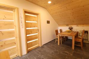 Fotografie z fotogalerie ubytování Apartmán Sebina zaručujici absolutní soukromi a klid s láhví vína jako dárek v destinaci Dürnholz