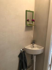 a bathroom with a sink and a mirror at Havings skafferi in Lysekil