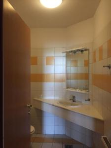 ティミショアラにあるCT Tmのバスルーム(洗面台、鏡付)