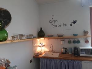 Кухня или мини-кухня в Regina di Cuori Rooms
