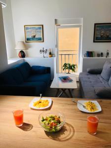 salon ze stołem i miską jedzenia w obiekcie Apartment Andreja, Opatija city center w mieście Opatija