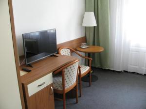 Televízia a/alebo spoločenská miestnosť v ubytovaní Villa Dagmar