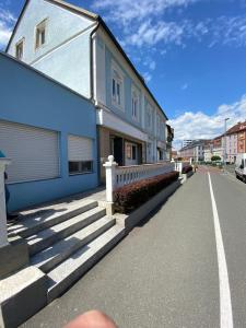 a person is pointing at a building on a street at Privat Zimmer KF in Knittelfeld