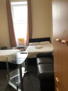 سرير أو أسرّة في غرفة في Renfrew rooms at City Centre