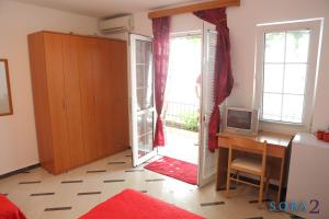 TV a/nebo společenská místnost v ubytování Apartmani Jedro