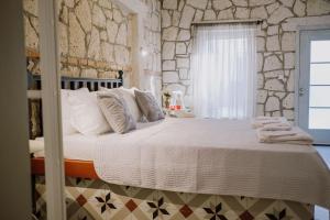 A bed or beds in a room at Deruni Ilıca