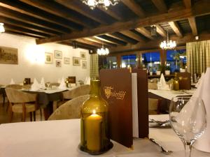 Reštaurácia alebo iné gastronomické zariadenie v ubytovaní Hotel Tirolerhof