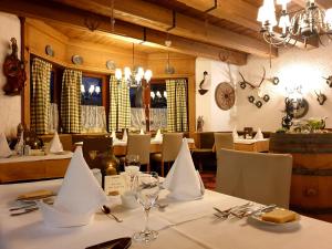 Reštaurácia alebo iné gastronomické zariadenie v ubytovaní Hotel Tirolerhof