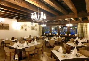 Reštaurácia alebo iné gastronomické zariadenie v ubytovaní Hotel Tirolerhof