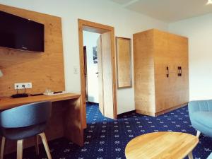 Televízia a/alebo spoločenská miestnosť v ubytovaní Hotel Tirolerhof