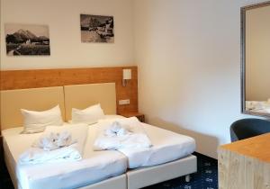 Posteľ alebo postele v izbe v ubytovaní Hotel Tirolerhof