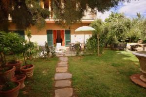 卡斯德爾諾沃貝拉登卡的住宿－Agriturismo la Nicchia，花园配有桌椅和遮阳伞。