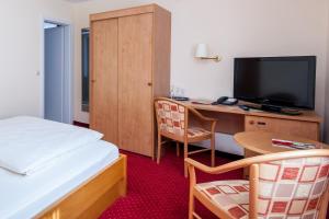 Μια τηλεόραση ή/και κέντρο ψυχαγωγίας στο Hotel Englischer Hof