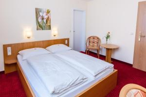 Ένα ή περισσότερα κρεβάτια σε δωμάτιο στο Hotel Englischer Hof