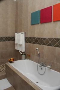 uma banheira na casa de banho com toalhas coloridas em Destiny Lodge em White River