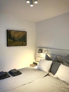 a bedroom with a bed with a picture on the wall at Ferienwohnung Sonnblick in Bad Gastein