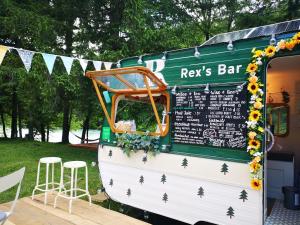 ラドヴリツァにあるECO River Campの看板のついた食品車