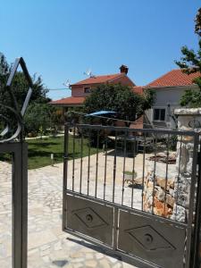 Ein eisernes Tor mit Frisbee drauf. in der Unterkunft Casa Elysium in Rovinj