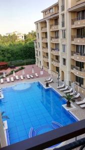 Θέα της πισίνας από το Flora Beach Private ή από εκεί κοντά