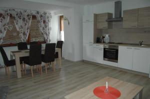 Kuchyň nebo kuchyňský kout v ubytování Ferienhaus-Vogelsfelsen