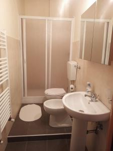 La petite salle de bains est pourvue de toilettes et d'un lavabo. dans l'établissement LA TANA DEL CINGHIALE, à Santa Vittoria in Matenano