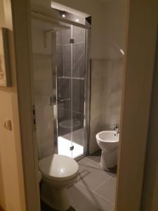 A bathroom at Ruggero Settimo Gallery