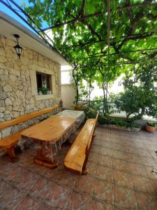 Ein Garten an der Unterkunft Apartmani Peran