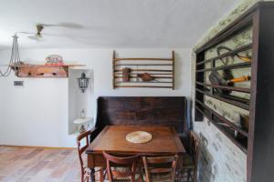 ein Esszimmer mit einem Holztisch und Stühlen in der Unterkunft Ca dei L'Era de Sott in San Siro