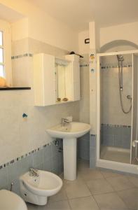 bagno con lavandino e doccia di Le case della Lizza - Casa Gialla a Levanto
