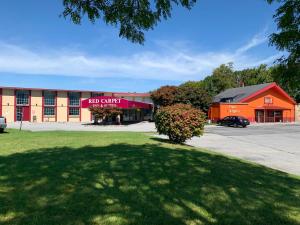 a red building with a hot chef sign in a parking lot at Red Carpet Inn & Suites Ebensburg in Ebensburg