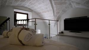 una habitación con un osito de peluche sentado en el suelo en La Casa di Angi, en Lecce