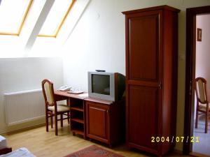 TV a/nebo společenská místnost v ubytování Várkert Panzió
