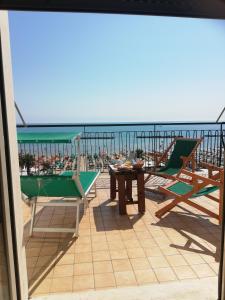 サン・ベネデット・デル・トロントにあるB&B Attico Mareの海を望むバルコニー(テーブル、椅子付)