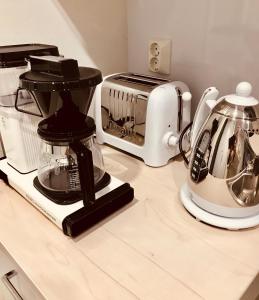 a kitchen counter with a coffee maker and a toaster at Kalajoen Hiekkasärkät Auringonsäde A1 in Kalajoki