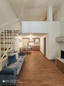 ein Wohnzimmer mit einer Treppe und ein Esszimmer in der Unterkunft Minù in Gaeta