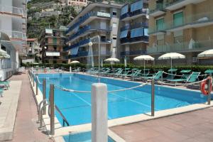 Bazén v ubytování Hotel Pietra di Luna nebo v jeho okolí