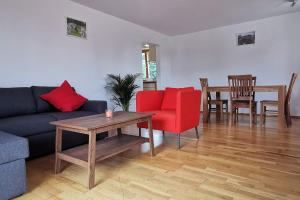 een woonkamer met een bank en een tafel en stoelen bij Green Hills Appaloosa Ranch in Waakirchen