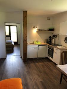 una pequeña cocina con electrodomésticos blancos y una mesa en Haus Obertiefenbach, en Radstadt