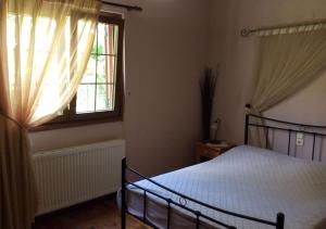 カルペニシにあるEy-Giannのベッドルーム(ベッド1台、窓付)