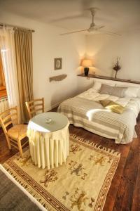 1 dormitorio con 1 cama, mesa y sillas en La Torretta, en Tuscania