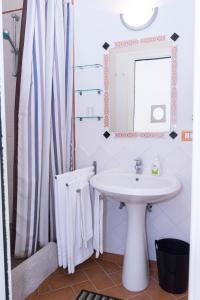 uma casa de banho com um lavatório e um espelho em La Torretta em Tuscania